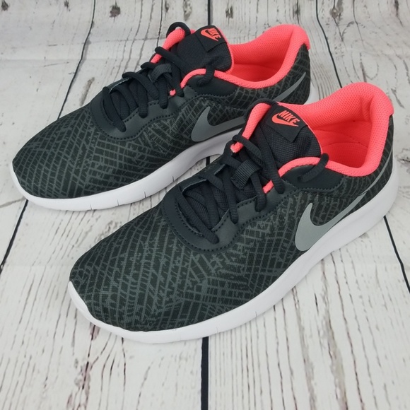 NWB Nike Tanjun - Picture 3 of 8